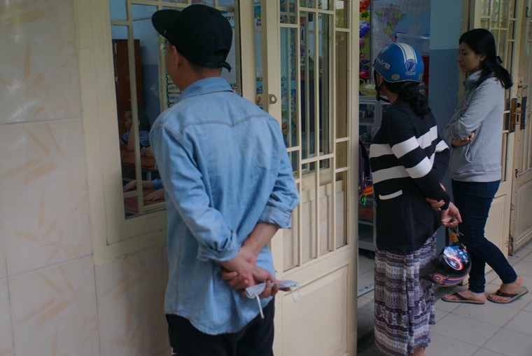 Hồi hộp đưa con đi tựu trường ảnh 13