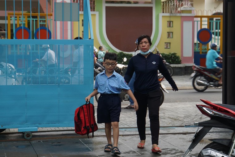 Hồi hộp đưa con đi tựu trường ảnh 2