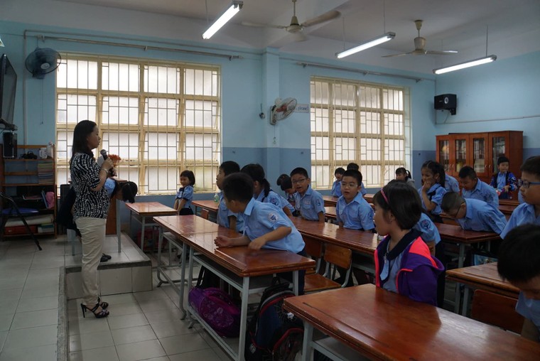 Hồi hộp đưa con đi tựu trường ảnh 6