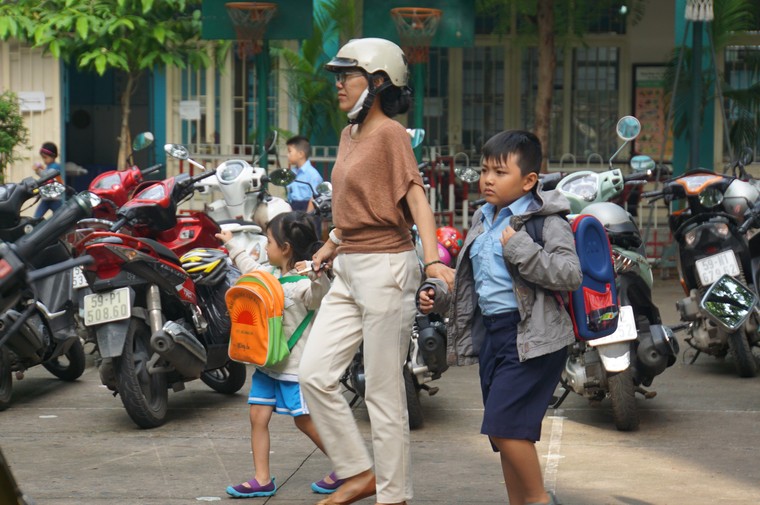 Hồi hộp đưa con đi tựu trường ảnh 1