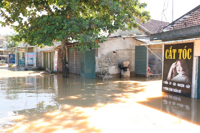 Nghệ An: Mênh mông nước lũ giữa trời nắng chang chang ảnh 2