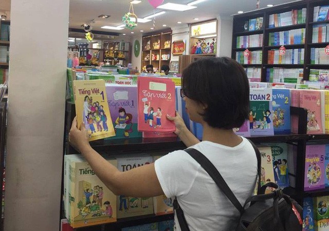 Bộ GD&ĐT nói gì trước tình trạng thiếu SGK trầm trọng? ảnh 1