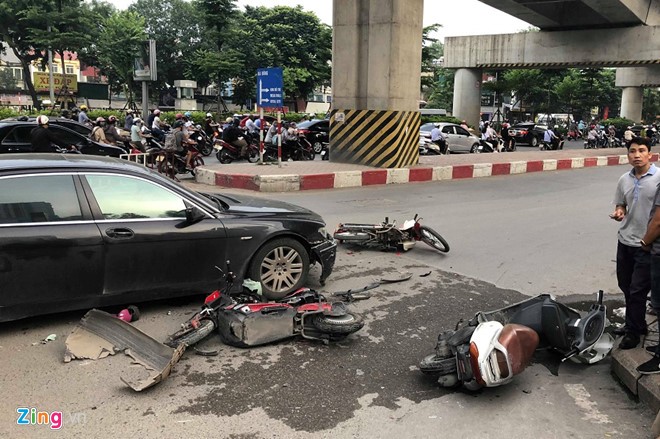 Nữ tài xế BMW gây tai nạn liên hoàn vào giờ tan tầm ảnh 2