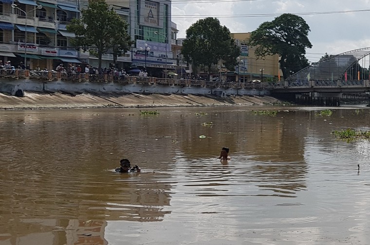 Nghi vấn nữ sinh lớp 9 nhảy sông tự tử vì mẹ mắng lười làm việc nhà ảnh 1