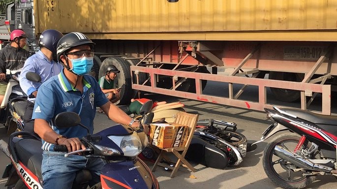 Tai nạn thảm khốc với xe container, vợ ôm thi thể chồng khóc ngất ảnh 1