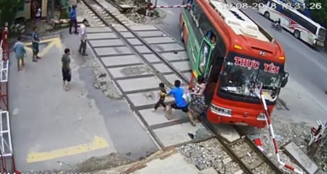 Xác định nguyên nhân vụ xe khách đâm vào gác chắn tàu ảnh 1