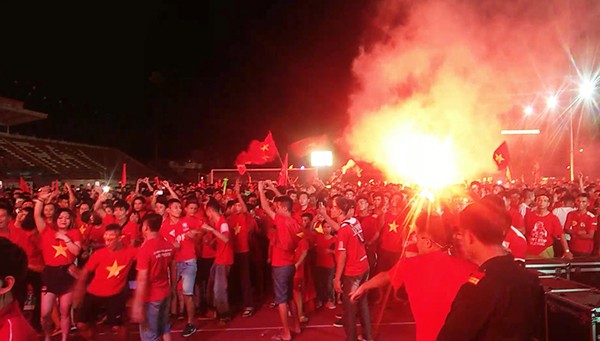 Cổ động viên đổ ra đường mừng chiến thắng của U23 Việt Nam ảnh 15