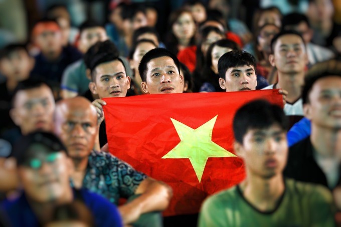 Cổ động viên đổ ra đường mừng chiến thắng của U23 Việt Nam ảnh 24