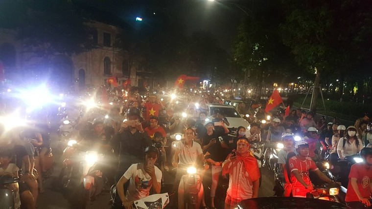 Cổ động viên đổ ra đường mừng chiến thắng của U23 Việt Nam ảnh 7
