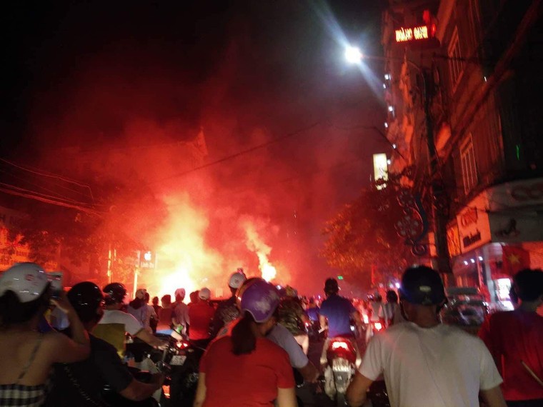 Cổ động viên đổ ra đường mừng chiến thắng của U23 Việt Nam ảnh 14