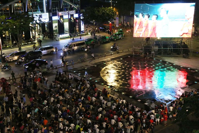 Cổ động viên đổ ra đường mừng chiến thắng của U23 Việt Nam ảnh 17