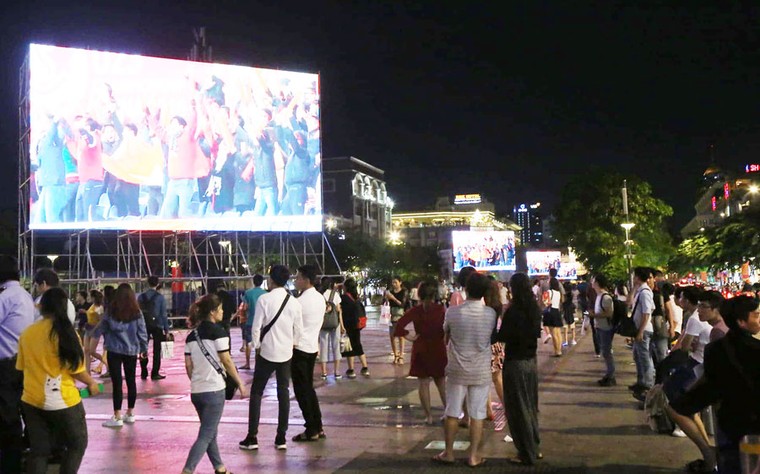 Cổ động viên đổ ra đường mừng chiến thắng của U23 Việt Nam ảnh 18