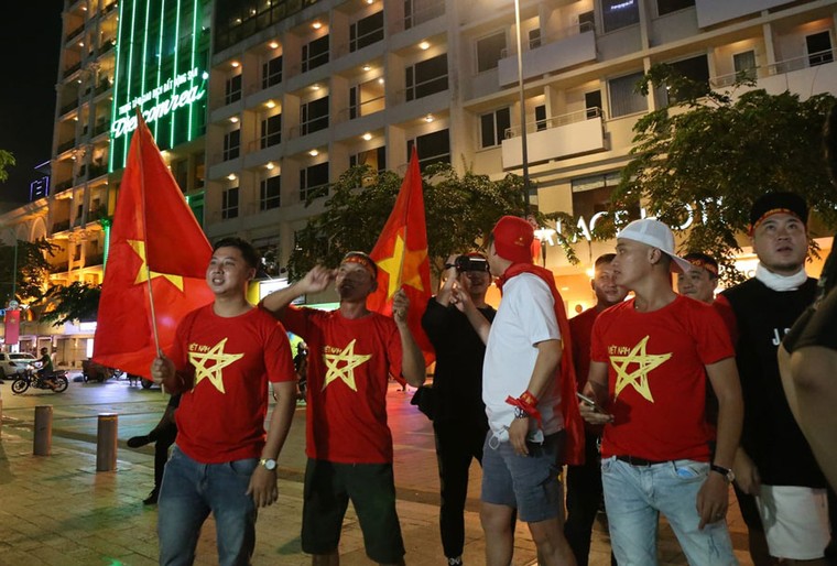 Cổ động viên đổ ra đường mừng chiến thắng của U23 Việt Nam ảnh 20