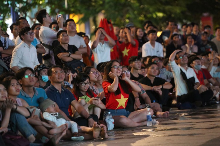 Cổ động viên đổ ra đường mừng chiến thắng của U23 Việt Nam ảnh 21
