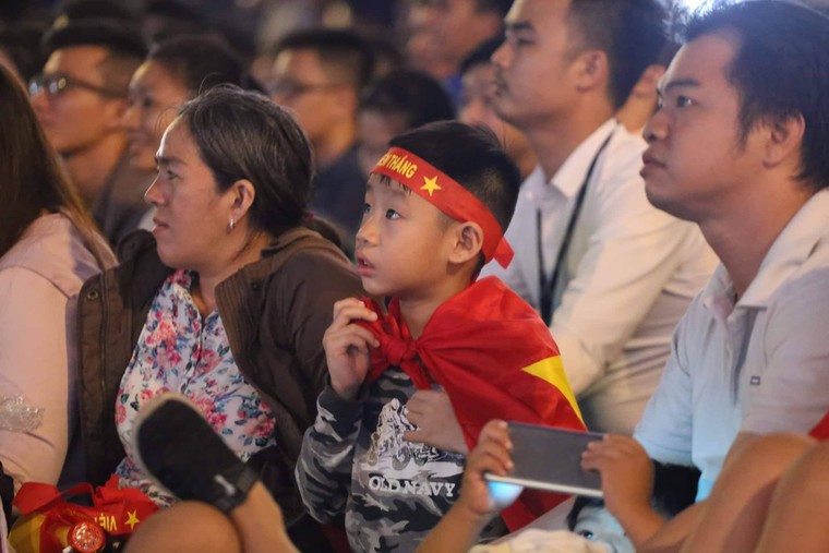 Cổ động viên đổ ra đường mừng chiến thắng của U23 Việt Nam ảnh 23