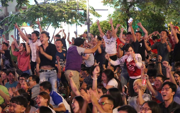 Cổ động viên đổ ra đường mừng chiến thắng của U23 Việt Nam ảnh 26