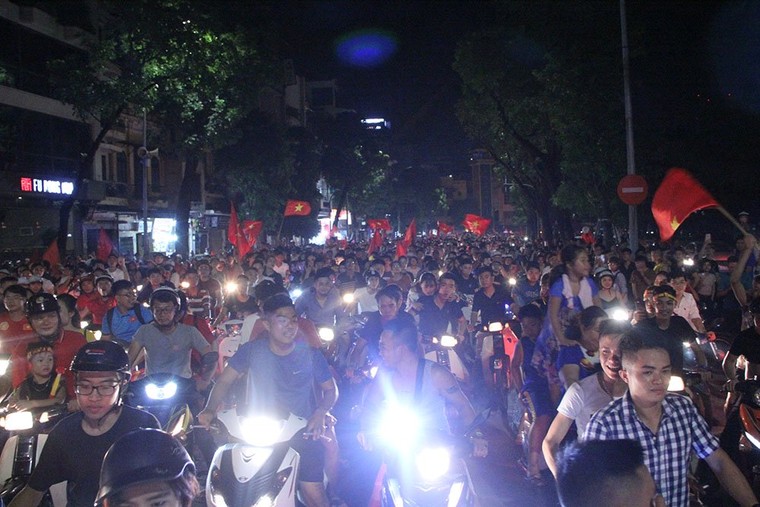 Cổ động viên đổ ra đường mừng chiến thắng của U23 Việt Nam ảnh 2