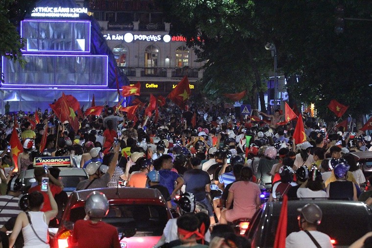 Cổ động viên đổ ra đường mừng chiến thắng của U23 Việt Nam ảnh 5