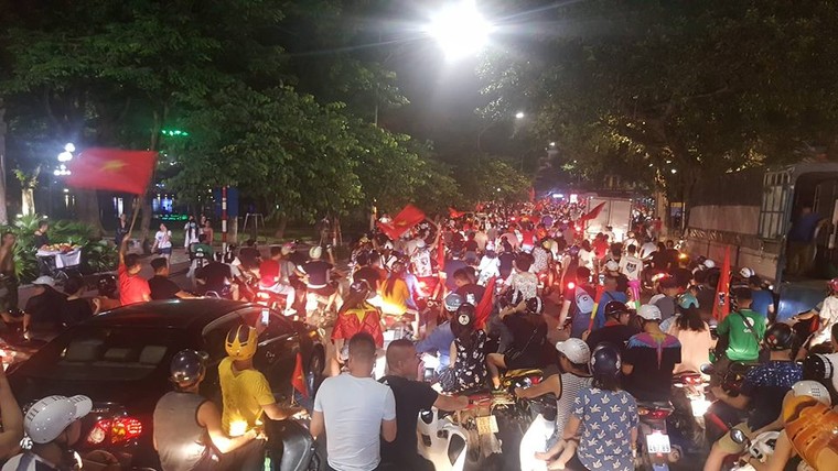 Cổ động viên đổ ra đường mừng chiến thắng của U23 Việt Nam ảnh 6