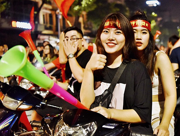 Cổ động viên đổ ra đường mừng chiến thắng của U23 Việt Nam ảnh 10