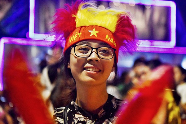 Cổ động viên đổ ra đường mừng chiến thắng của U23 Việt Nam ảnh 8