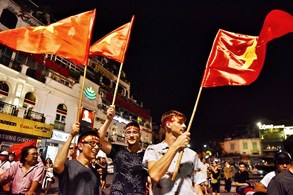 Cổ động viên đổ ra đường mừng chiến thắng của U23 Việt Nam ảnh 13