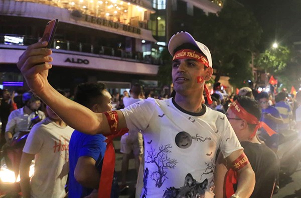 Cổ động viên đổ ra đường mừng chiến thắng của U23 Việt Nam ảnh 11