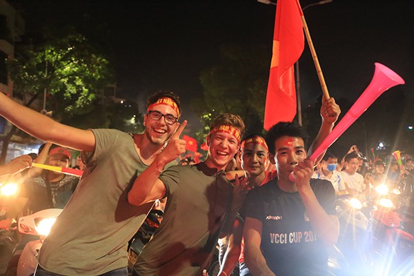 Cổ động viên đổ ra đường mừng chiến thắng của U23 Việt Nam ảnh 12