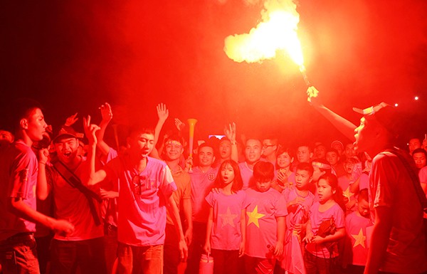 Cổ động viên đổ ra đường mừng chiến thắng của U23 Việt Nam ảnh 16