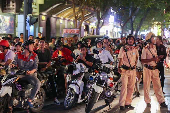 Cổ động viên đổ ra đường mừng chiến thắng của U23 Việt Nam ảnh 19