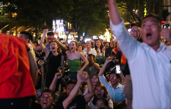 Cổ động viên đổ ra đường mừng chiến thắng của U23 Việt Nam ảnh 25