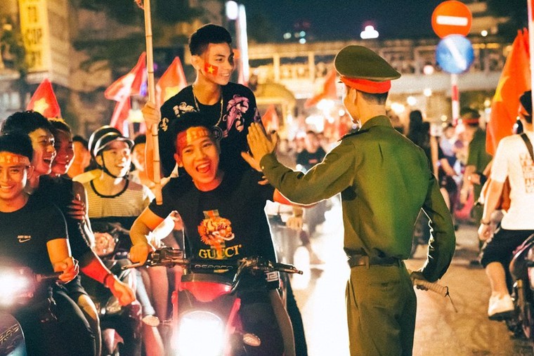 CĐV Hà Nội một lần nữa vỡ òa cảm xúc sau chiến thắng của Olympic Việt Nam ảnh 7