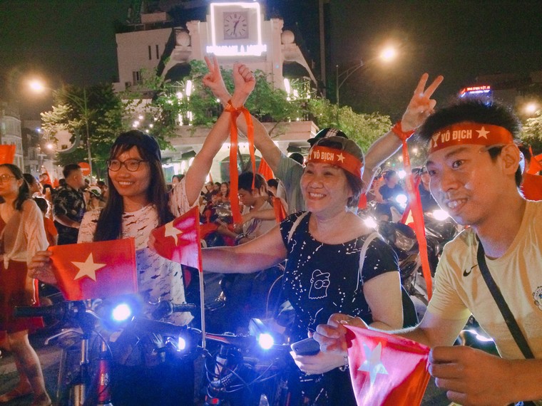 CĐV Hà Nội một lần nữa vỡ òa cảm xúc sau chiến thắng của Olympic Việt Nam ảnh 6