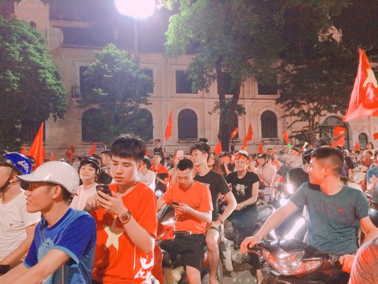 CĐV Hà Nội một lần nữa vỡ òa cảm xúc sau chiến thắng của Olympic Việt Nam ảnh 3