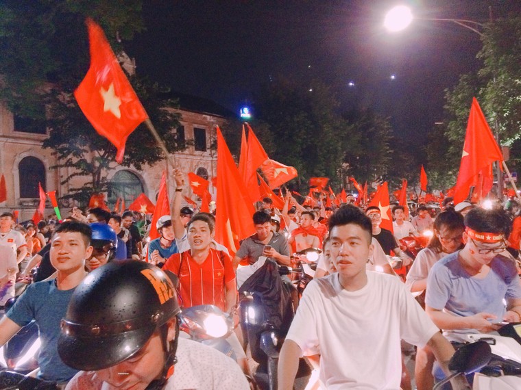 CĐV Hà Nội một lần nữa vỡ òa cảm xúc sau chiến thắng của Olympic Việt Nam ảnh 10