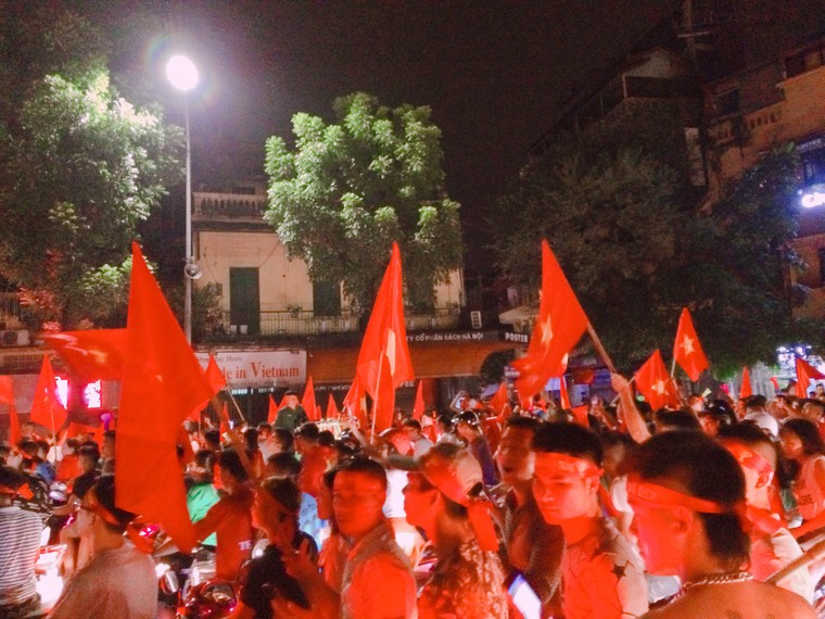 CĐV Hà Nội một lần nữa vỡ òa cảm xúc sau chiến thắng của Olympic Việt Nam ảnh 4