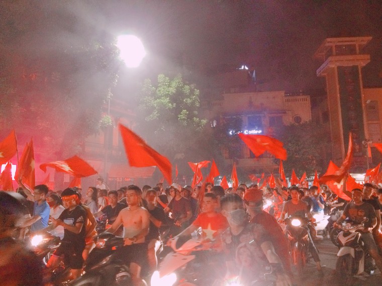 CĐV Hà Nội một lần nữa vỡ òa cảm xúc sau chiến thắng của Olympic Việt Nam ảnh 5