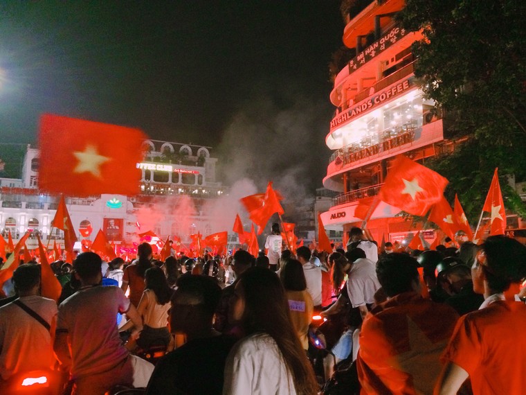 CĐV Hà Nội một lần nữa vỡ òa cảm xúc sau chiến thắng của Olympic Việt Nam ảnh 9