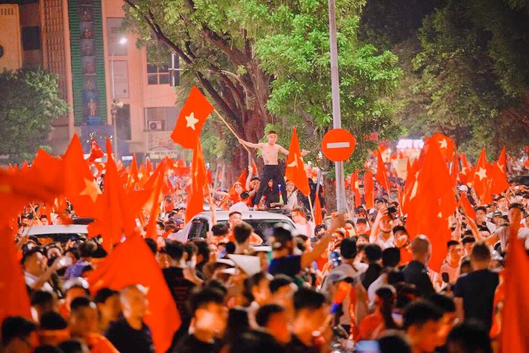 CĐV Hà Nội một lần nữa vỡ òa cảm xúc sau chiến thắng của Olympic Việt Nam ảnh 1