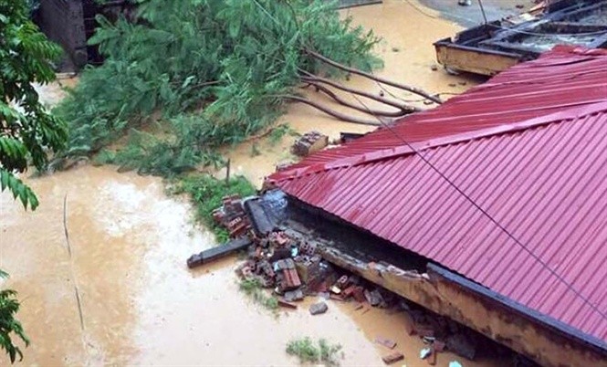 Mưa lớn vùi lấp nhiều nhà dân và phòng học ở Thanh Hóa ảnh 2
