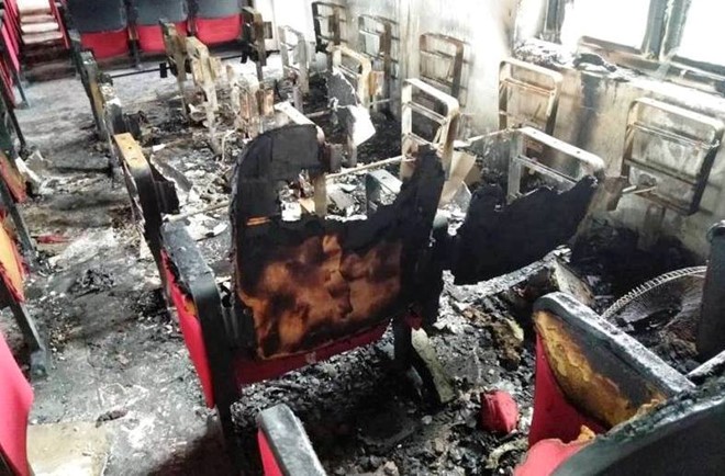 Sau tiếng nổ lớn, trụ sở xã bốc cháy ngùn ngụt ảnh 2