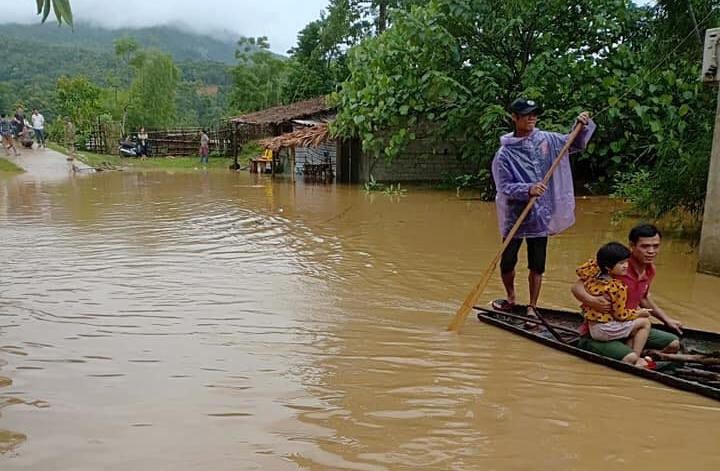 Mưa lớn vùi lấp nhiều nhà dân và phòng học ở Thanh Hóa ảnh 1