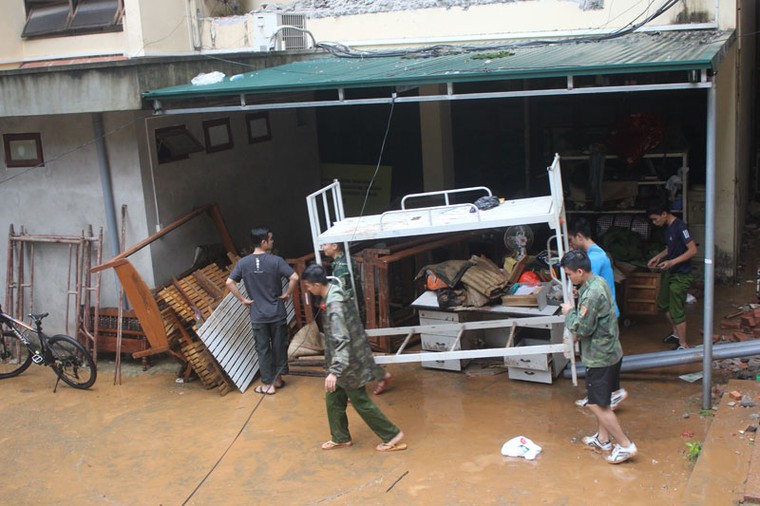 Mưa lớn gây sập tường, hở điện, 3 cảnh sát bảo vệ bị thương ảnh 2