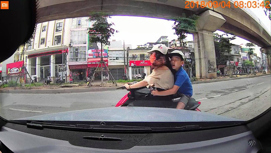 Đi ngược chiều thiếu quan sát, hai mẹ con lao thẳng vào ô tô ảnh 1