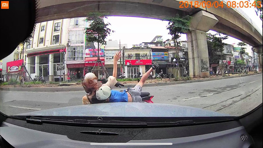 Đi ngược chiều thiếu quan sát, hai mẹ con lao thẳng vào ô tô ảnh 2