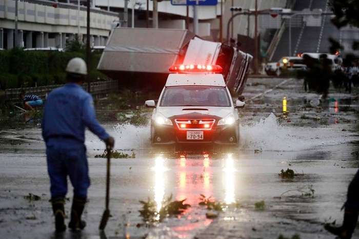 Cảnh tượng kinh hoàng của siêu bão Jebi đổ bộ vào Nhật Bản ảnh 10