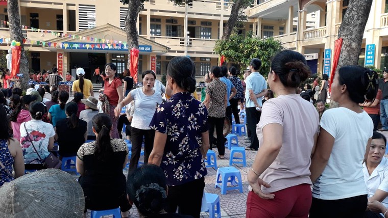 Tố trường học lạm thu, nhiều phụ huynh bị công an triệu tập ảnh 4