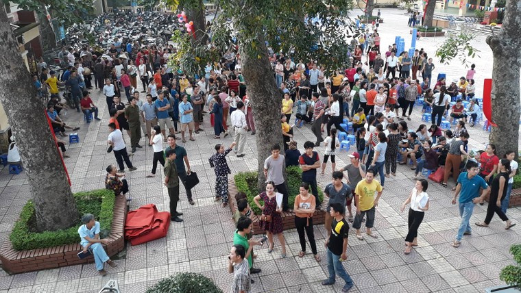 Tố trường học lạm thu, nhiều phụ huynh bị công an triệu tập ảnh 1