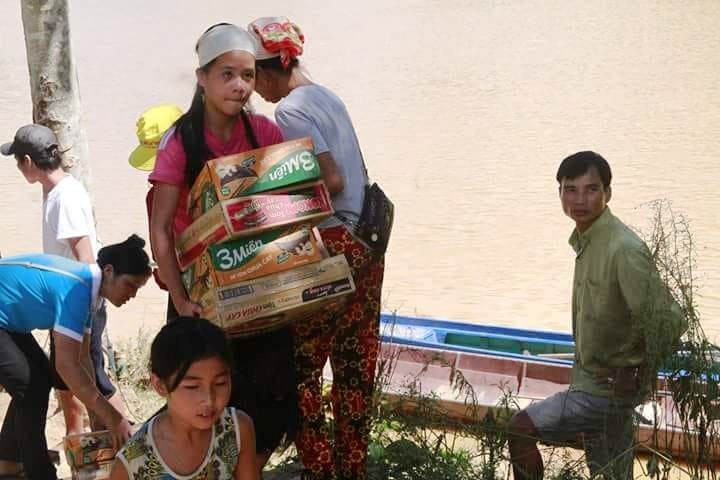 Lũ cuốn phăng trăm nhà: Ngàn người Thanh Hóa sắp hết cái ăn ảnh 1