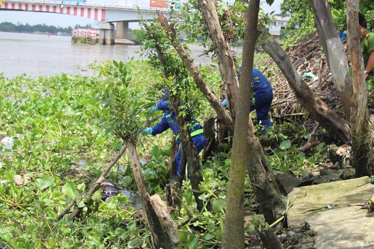 Tá hỏa phát hiện thi thể người đàn ông nổi trên sông Sài Gòn ảnh 2